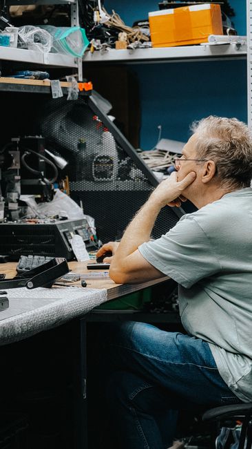 Radni stol s računalnim dijelovima u radionici PC Servis Adria