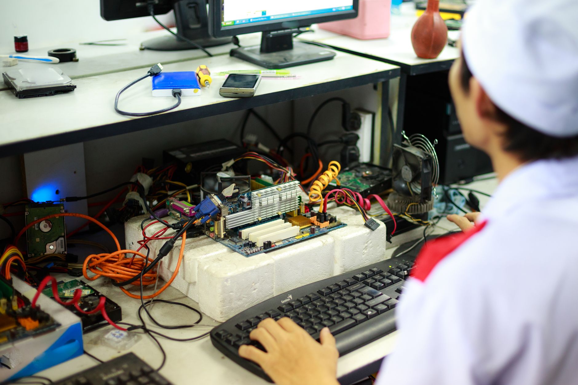 Tehničar popravlja računalo u radionici PC Servis Adria u Zadru